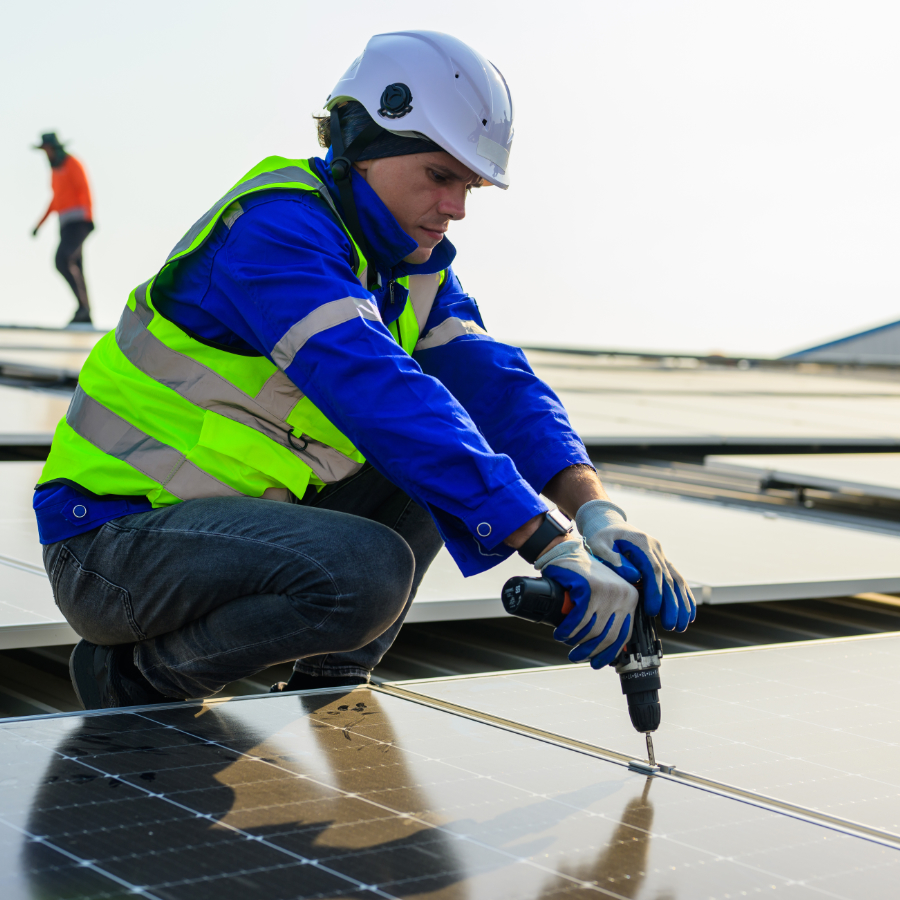 Técnico instalando placas solares fotovoltaicas en Granada para autoconsumo energético con IMGas